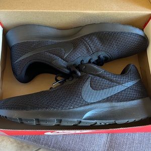 Nike Tanjun running shoes